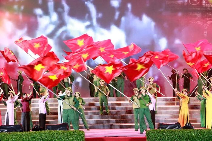 TP Hồ Chí Minh: Chương trình nghệ thuật đặc biệt “Ánh sao độc lập”. Trong ảnh: Các tiết mục tại điểm cầu phường Bình Dương đã tái hiện khí thế hào hùng của dân tộc. Ảnh: Huyền Trang - TTXVN