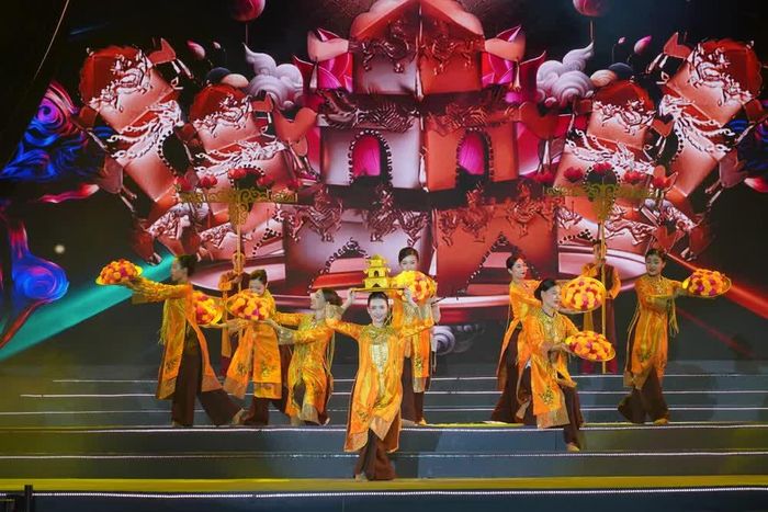 Chương trình nghệ thuật "Thành phố Hồ Chí Minh – Rạng rỡ kỷ nguyên mới". Trong ảnh: Tiết mục "Lưu dấu vàng son" do nhóm nghệ sỹ hát bội trình bày. Ảnh: Thu Hương - TTXVN