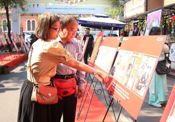 TP. Hồ Chí Minh khai mạc Triển lãm “Báo Xuân tiến bước thời đại số”. Trong ảnh: Du khách tham quan Triển lãm. Ảnh: Thu Hương - TTXVN