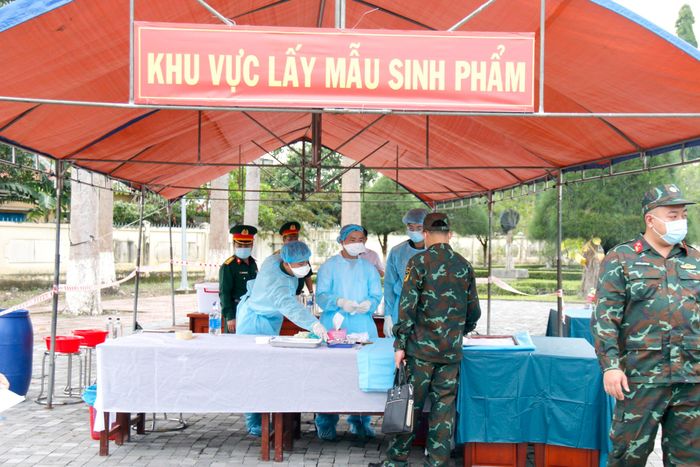 Sáng 4/6/2026, tại nghĩa trang liệt sĩ xã Đức Linh, Ban Chỉ đạo 515 tỉnh Lâm Đồng tổ chức triển khai thí điểm công tác lấy mẫu ADN, số hóa và bàn giao mẫu hài cốt liệt sĩ đối với mộ chưa xác định được thông tin. Đây là hoạt động có ý nghĩa đặc biệt quan trọng hưởng ứng "Chiến dịch 500 ngày đêm đẩy mạnh thực hiện tìm kiếm, quy tập và xác định danh tính hài cốt liệt sĩ". Ảnh: Nguyễn Thanh - TTXVN