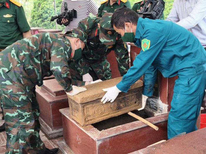 Ngày 4/6/2026, tại xã Quản Bạ, Ban Chỉ đạo 515 tỉnh Tuyên Quang tổ chức thực hiện làm trước công tác lấy mẫu, bàn giao mẫu và số hóa thông tin hài cốt liệt sĩ tại Nghĩa trang liệt sĩ Quản Bạ nhằm rút kinh nghiệm trước khi triển khai trên diện rộng trong toàn tỉnh. Ảnh: Đức Thọ - TTXVN