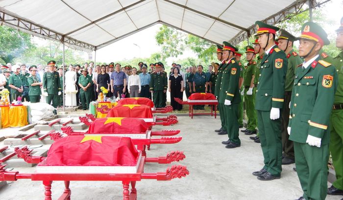 Ngày 14/5/2026, tại Nghĩa trang Liệt sĩ Đông Lễ, Đảng ủy, HĐND, UBND, Ủy ban MTTQ Việt Nam phường Nam Đông Hà, tỉnh Quảng Trị tổ chức Lễ viếng, truy điệu và an táng 5 hài cốt liệt sĩ do Đội Quy tập 584 (Phòng Chính trị, Bộ Chỉ huy Quân sự tỉnh Quảng Trị) quy tập tại thôn XiPa, xã Đakrông. Ảnh: TTXVN