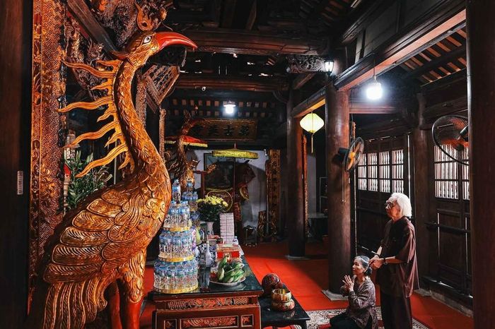 Người dân dâng hương trong đình Phúc Xá, một nét sinh hoạt tín ngưỡng có từ nhiều đời nay. Ảnh: Phạm Tuấn Anh - TTXVN