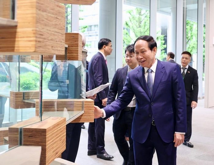 Phó Thủ tướng Lê Tiến Châu thăm một phòng lab được thiết kế đặc sắc, sáng tạo tại Đại học Công nghệ Shibaura - Ảnh: VGP/Thu Sa