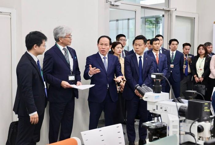 Phó Thủ tướng Lê Tiến Châu trao đổi khi tham quan cơ sở vật chất của Đại học Công nghệ Shibaura - Ảnh: VGP/Thu Sa