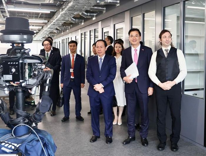 Phó Thủ tướng nghe giới thiệu về sản phẩm Robot AI xã hội do Giáo sư Đại học Công nghệ Shibaura và sinh viên Việt Nam thiết kế, hoàn thiện - Ảnh: VGP/Thu Sa