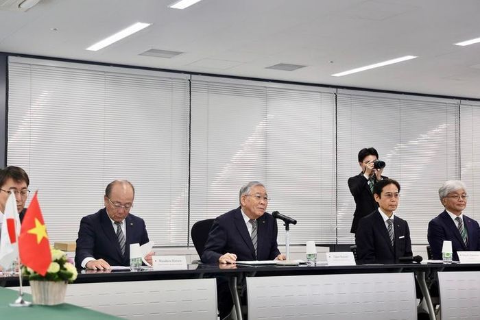 Ông Takeo Suzumi, Chủ tịch Hội đồng quản trị Đại học Công nghệ Shibaura giới thiệu với Phó Thủ tướng về những thành tựu của trường và mối quan hệ hợp tác với Việt Nam - Ảnh: VGP/Thu Sa