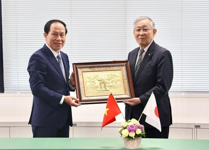 Phó Thủ tướng Lê Tiến Châu tặng quà lãnh đạo Đại học Công nghệ Shibaura - Ảnh: VGP/Thu Sa