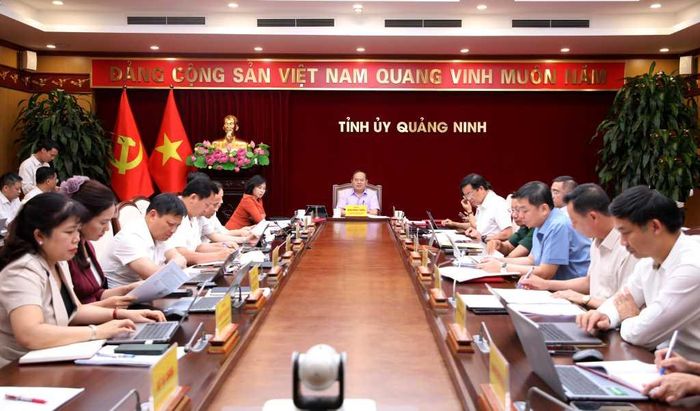 Đồng chí Quản Minh Cường, Ủy viên Trung ương Đảng, Bí thư Tỉnh ủy, Trưởng Đoàn ĐBQH tỉnh Quảng Ninh chủ trì và kết luận hội nghị.