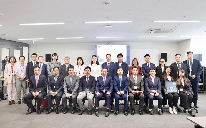 Phó Thủ tướng và đoàn công tác chụp ảnh lưu niệm cùng các chuyên gia, trí thức, nhà khoa học Việt Nam tại Nhật Bản - Ảnh: VGP/Thu Sa