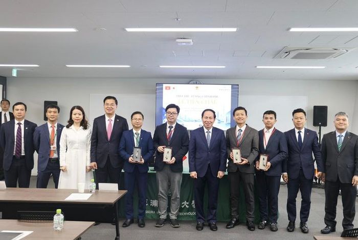 Phó Thủ tướng tặng quà đại diện các chuyên gia, trí thức, nhà khoa học phát Việt Nam tại Nhật Bản.Ảnh: VGP/Thu Sa