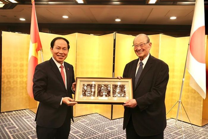 Phó Thủ tướng Chính phủ Lê Tiến Châu tặng quà lưu niệm cho ông Matsuzawa Ken, Chủ tịch điều hành Hội đồng Thúc đẩy ngoại giao nhân dân Nhật Bản (FEC) - Ảnh: VGP/Thu Sa