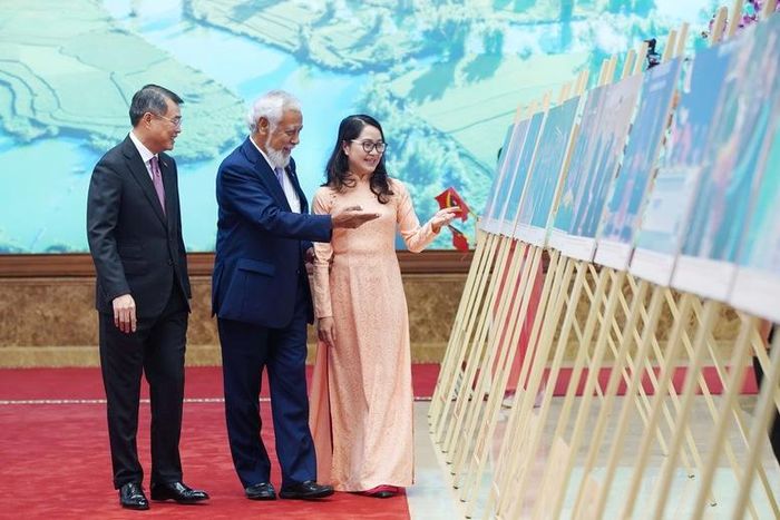 Thủ tướng Chính phủ Lê Minh Hưng và Thủ tướng Timor-Leste Kay Rala Xanana Gusmão tham quan triển lãm ảnh về quan hệ hai nước - Ảnh: VGP/Nhật Bắc