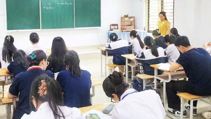 Giáo viên Trường THPT A Nguyễn Huệ, tỉnh Ninh Bình, quán triệt quy chế thi cho học sinh. (Ảnh: QUÝ TÙNG)