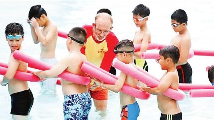 Chuyên gia nước ngoài dạy kỹ năng bơi cho trẻ em tại Việt Nam. (Ảnh: TDTT)