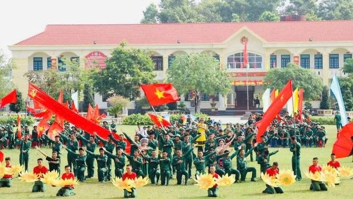 Tiết mục văn nghệ xuất sắc của chiến sĩ mới thể hiện.