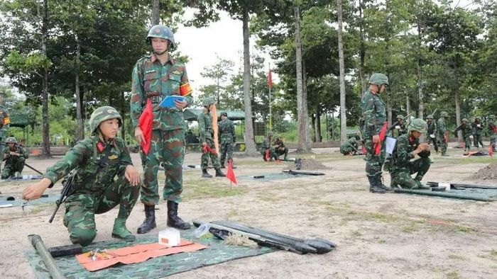 Chiến sĩ mới tự tin thực hành kiểm tra "ba tiếng nổ".