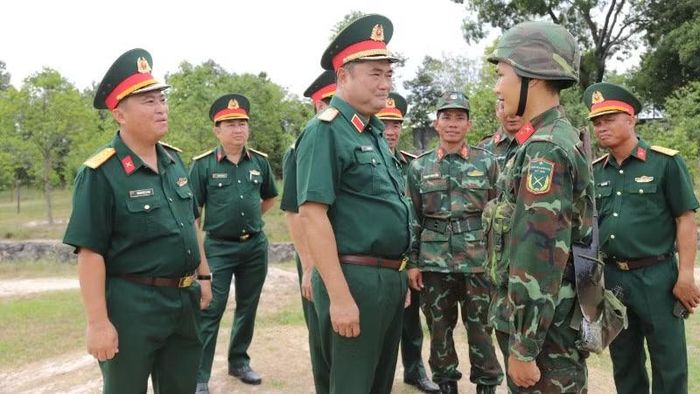 Trung tướng Lê Xuân Thế, Tư lệnh Quân khu 7 động viên cán bộ, chiến sĩ đơn vị.