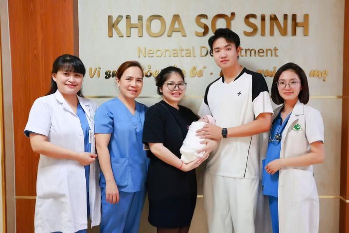 Sau 102 ngày chiến đấu không ngừng nghỉ, bé được xuất viện với cân nặng 2.400g, tự thở ổn định, phản xạ bú tốt và sức khỏe tiến triển tích cực.