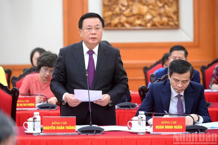 Chủ tịch Hội đồng Lý luận Trung ương Nguyễn Xuân Thắng trình bày báo cáo tại cuộc làm việc.