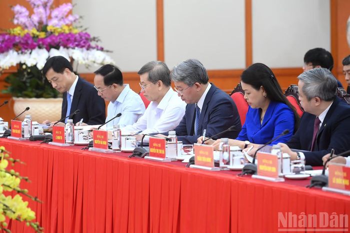 Các đồng chí lãnh đạo Đảng, Nhà nước và các đại biểu tham dự cuộc làm việc.