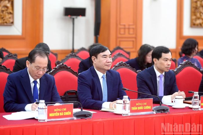 Các đại biểu tham dự cuộc làm việc.