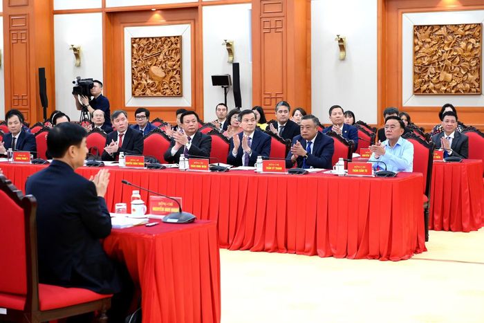 Các đồng chí lãnh đạo Đảng, Nhà nước và các đại biểu tham dự cuộc làm việc.