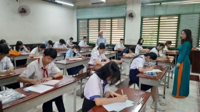 Thành phố Hồ Chí Minh xem việc tổ chức kỳ thi lớp 10 công lập là đợt tập duyệt lớn để tổ chức thành công kỳ thi tốt nghiệp năm nay (Trong ảnh: Học sinh tham gia kỳ thi lớp 10 công lập năm 2026 tại Điểm thi Trường trung học phổ thông Trưng Vương)