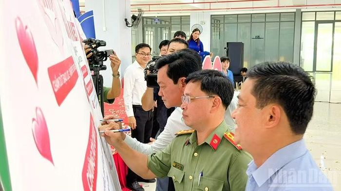 Các sở, ngành trong tỉnh ký cam kết.