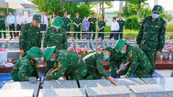 Lấy mẫu hài cốt liệt sĩ tại Nghĩa trang liệt sĩ Châu Thành.