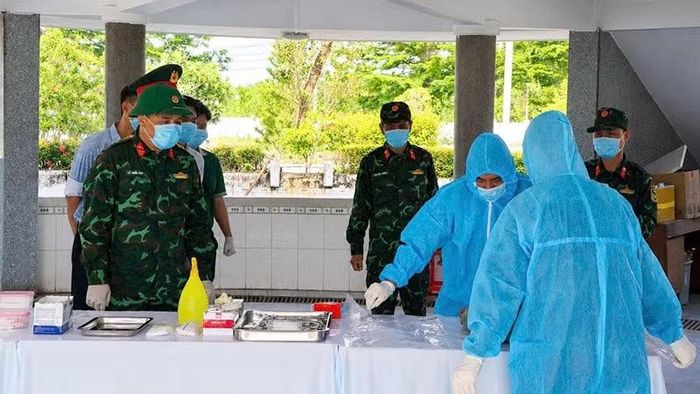 Lực lượng chuyên môn thực hiện lấy mẫu sinh phẩm.