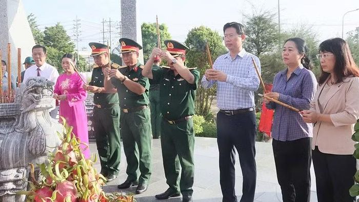 Đại biểu dành phút mặc niệm trước các Anh hùng liệt sĩ.