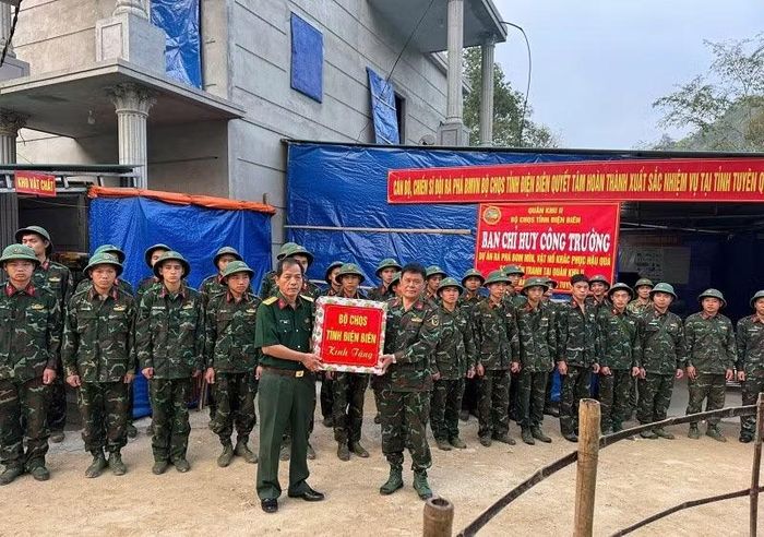 Đại tá Thào A Của, Phó Chỉ huy trưởng Bộ Chỉ huy quân sự tỉnh Điện Biên động viên lực lượng làm nhiệm vụ rà phá vật nổ tại xã Bản Máy, tỉnh Tuyên Quang.