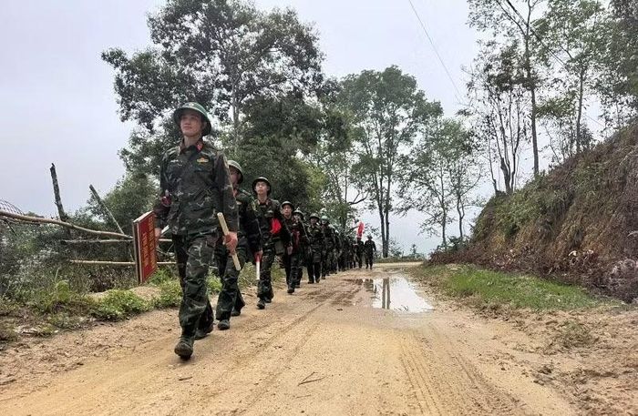 Cán bộ, chiến sĩ Đại đội Công binh Bộ Chỉ huy quân sự tỉnh Điện Biên hành quân ra thực địa.