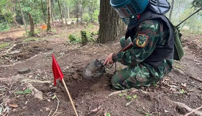 Chiến sĩ công binh Bộ Chỉ huy quân sự tỉnh Điện Biên cẩn trọng trong tìm kiếm vật liệu nổ tại Bản Máy.