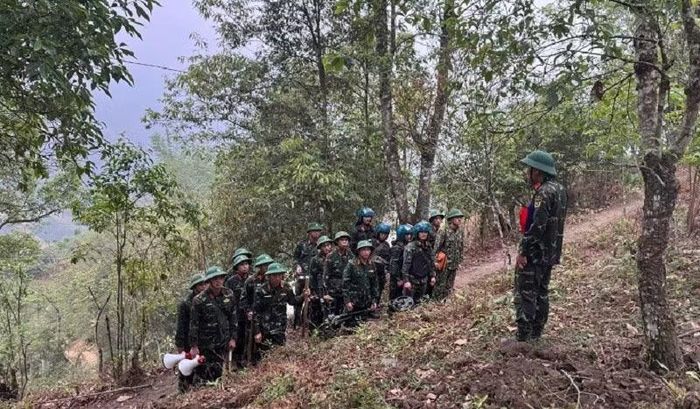 Đại úy Phạm Hồng Sơn, Đại đội trưởng Đại đội Công binh quán triệt nhiệm vụ trước khi thực hành rà phá.