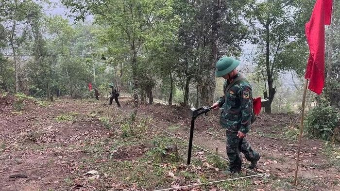 Cán bộ, chiến sĩ Đại đội công binh Bộ Chỉ huy quân sự tỉnh Điện Biên cần mẫn rà phá vật nổ tại xã Bản Máy, tỉnh Tuyên Quang. (Ảnh: ĐỨC HẠNH)
