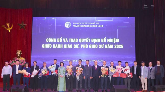 Lễ công bố và trao quyết định bổ nhiệm chức danh giáo sư, phó giáo sư của Trường đại học Công nghệ, Đại học Quốc gia Hà Nội. (Ảnh: UET)