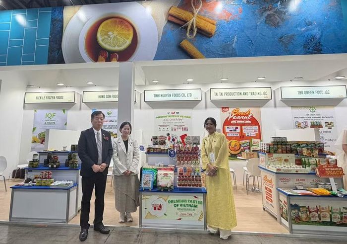 Đại sứ Vũ Hồ tham quan và chụp ảnh kỷ niệm tại gian hàng trưng bày của doanh nghiệp Việt Nam.
