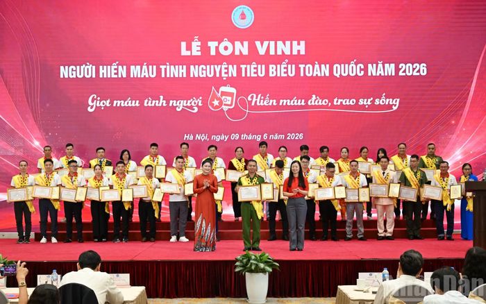 Chủ tịch Trung ương Hội Chữ thập đỏ Việt Nam Đỗ Thị Thu Thảo và Phó Chủ tịch Hội Liên hiệp phụ nữ Việt Nam Nguyễn Thị Thu Hiền trao Chứng nhận vinh danh và Bằng khen, tôn vinh người hiến máu tình nguyện tiêu biểu toàn quốc năm 2026. (Ảnh: DUY LINH)