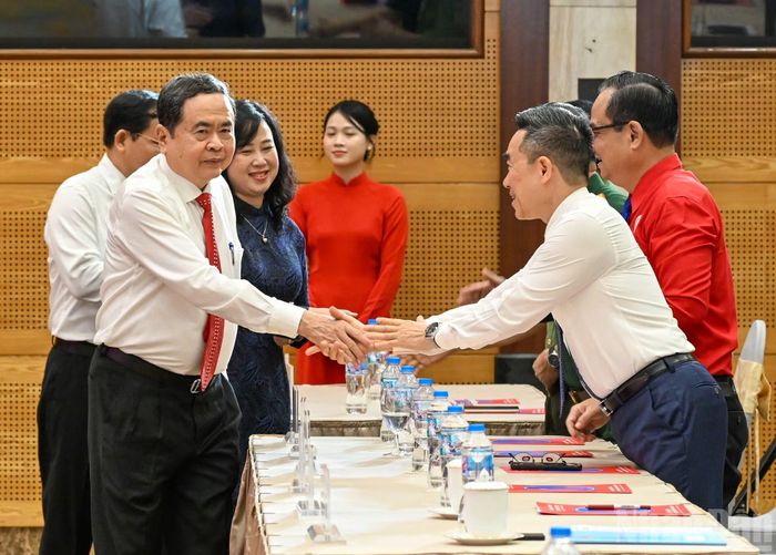 Chủ tịch Quốc hội Trần Thanh Mẫn với các đại biểu dự buổi lễ. (Ảnh: DUY LINH)