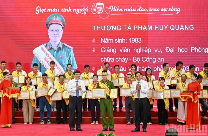 Chủ nhiệm Ủy ban Văn hóa, Xã hội Nguyễn Đắc Vinh và Tổng Thư ký, Chủ nhiệm Văn phòng Quốc hội Lê Quang Mạnh trao Chứng nhận vinh danh và Bằng khen, tôn vinh người hiến máu tình nguyện tiêu biểu toàn quốc năm 2026. (Ảnh: DUY LINH)