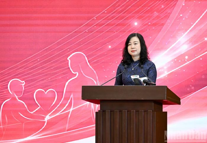Bộ trưởng Y tế Đào Hồng Lan, Trưởng Ban Chỉ đạo quốc gia vận động hiến máu tình nguyện phát biểu khai mạc buổi lễ. (Ảnh: DUY LINH)