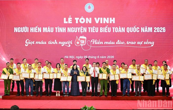 Chủ tịch Quốc hội Trần Thanh Mẫn và Bộ trưởng Y tế Đào Hồng Lan trao Chứng nhận vinh danh và Bằng khen, tôn vinh người hiến máu tình nguyện tiêu biểu toàn quốc năm 2026. (Ảnh: DUY LINH)