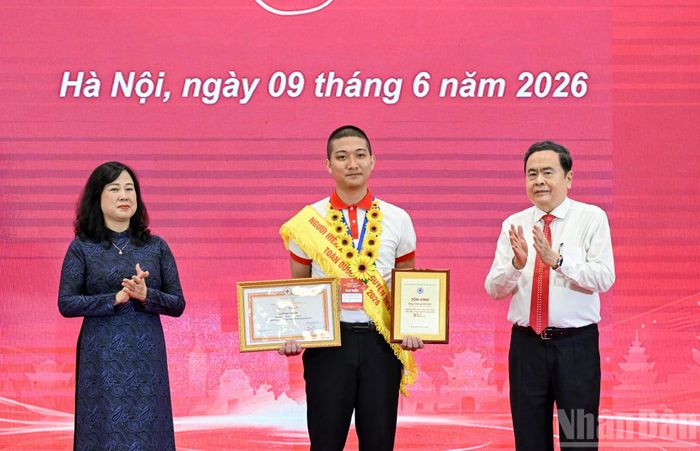 Chủ tịch Quốc hội Trần Thanh Mẫn và Bộ trưởng Y tế Đào Hồng Lan trao Chứng nhận vinh danh và Bằng khen, tôn vinh người hiến máu tình nguyện tiêu biểu toàn quốc năm 2026. (Ảnh: DUY LINH)