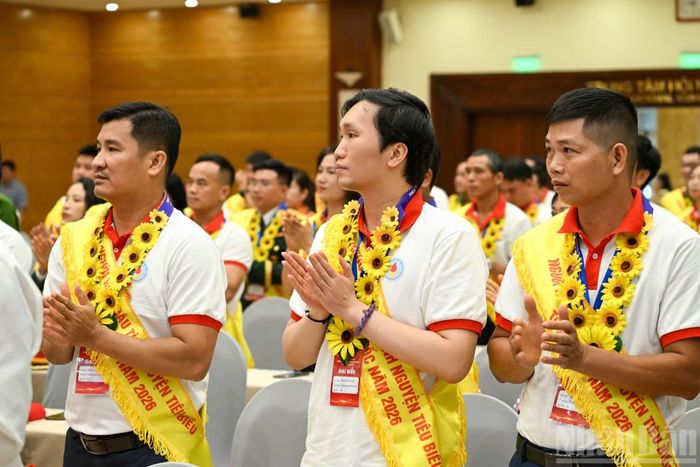 100 người hiến máu tình nguyện tiêu biểu toàn quốc năm 2026 dự buổi lễ. (Ảnh: DUY LINH)