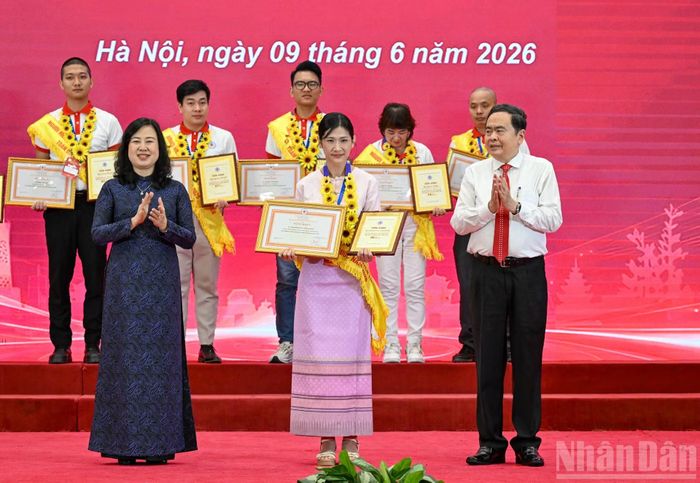 Chủ tịch Quốc hội Trần Thanh Mẫn và Bộ trưởng Y tế Đào Hồng Lan trao Chứng nhận vinh danh và Bằng khen, tôn vinh người hiến máu tình nguyện tiêu biểu toàn quốc năm 2026. (Ảnh: DUY LINH)