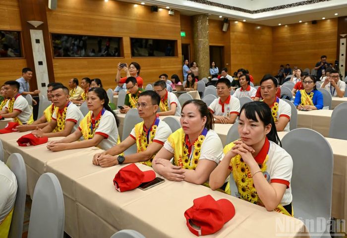 100 người hiến máu tình nguyện tiêu biểu toàn quốc năm 2026 dự buổi lễ. (Ảnh: DUY LINH)