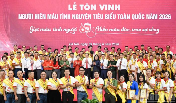 Chủ tịch Quốc hội Trần Thanh Mẫn cùng các đại biểu với 100 người hiến máu tiêu biểu toàn quốc. (Ảnh: DUY LINH)