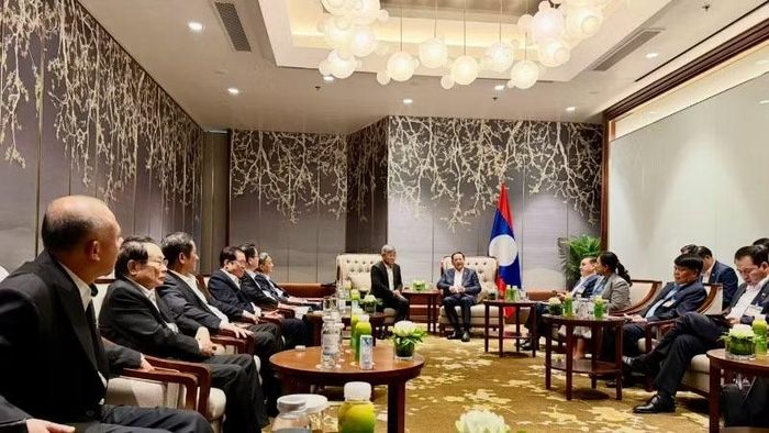 Quang cảnh buổi gặp gỡ giữa Thủ tướng Lào Sonexay Siphandone với lãnh đạo VRG.